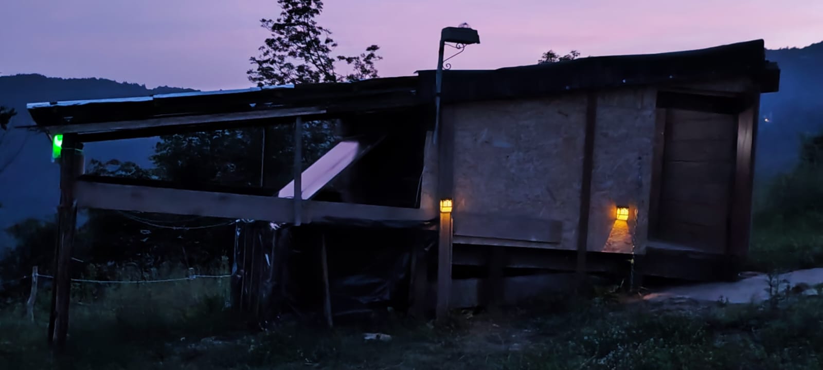 Tetto osservatorio Sparky’s Stars aperto Tetto aperto dell'osservatorio Sparky's Stars